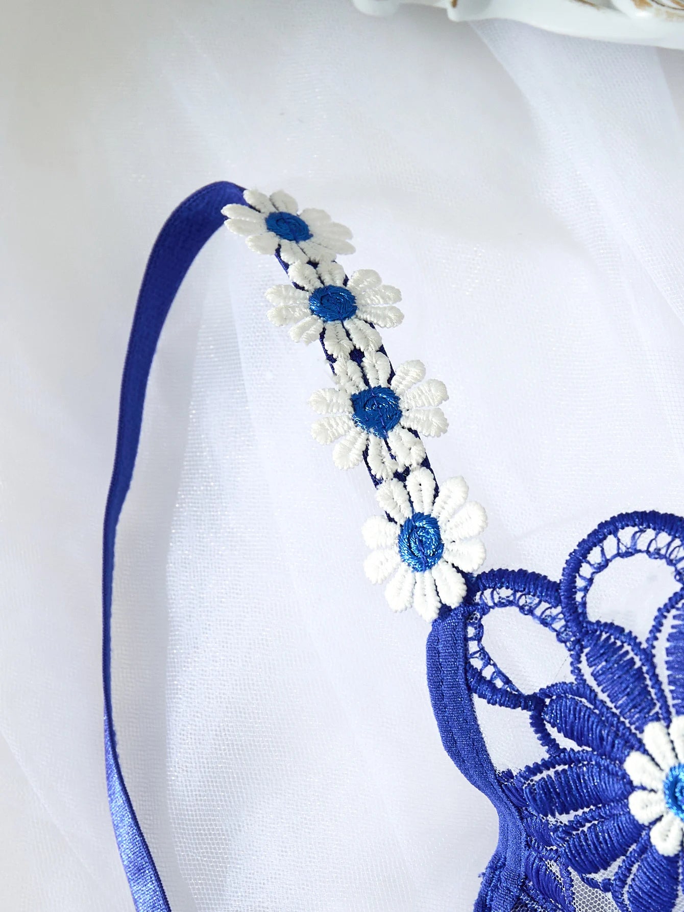 A sexy Blue lingerie set, including a daisy-patterned bra and thong, a comfortable family-style women's two-piece ZA825086