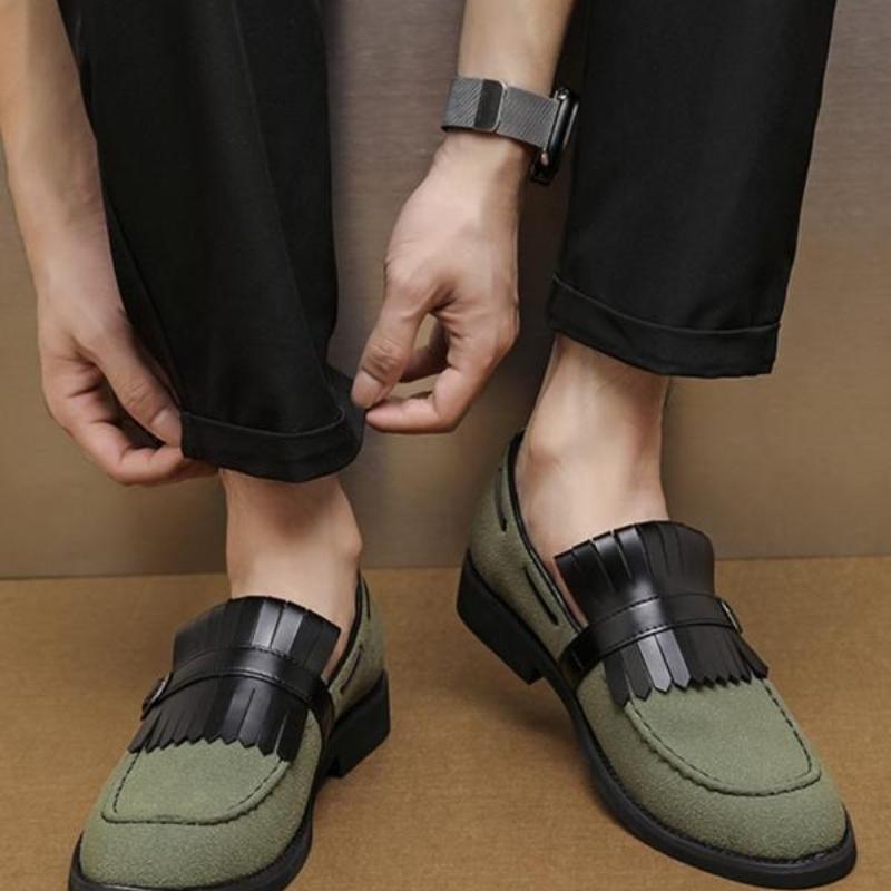 Men's Solidcolor Loafer Shoes With Tassel Accents