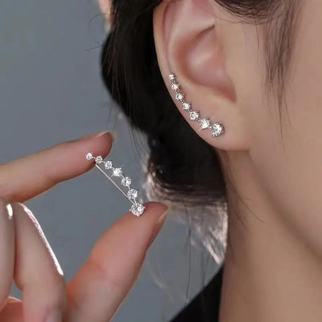 Earrings, With Ingenuity Revealed In The Flowing Luster, Light Up The Earlobes And Add The Finishing Touch To The Overall Look.