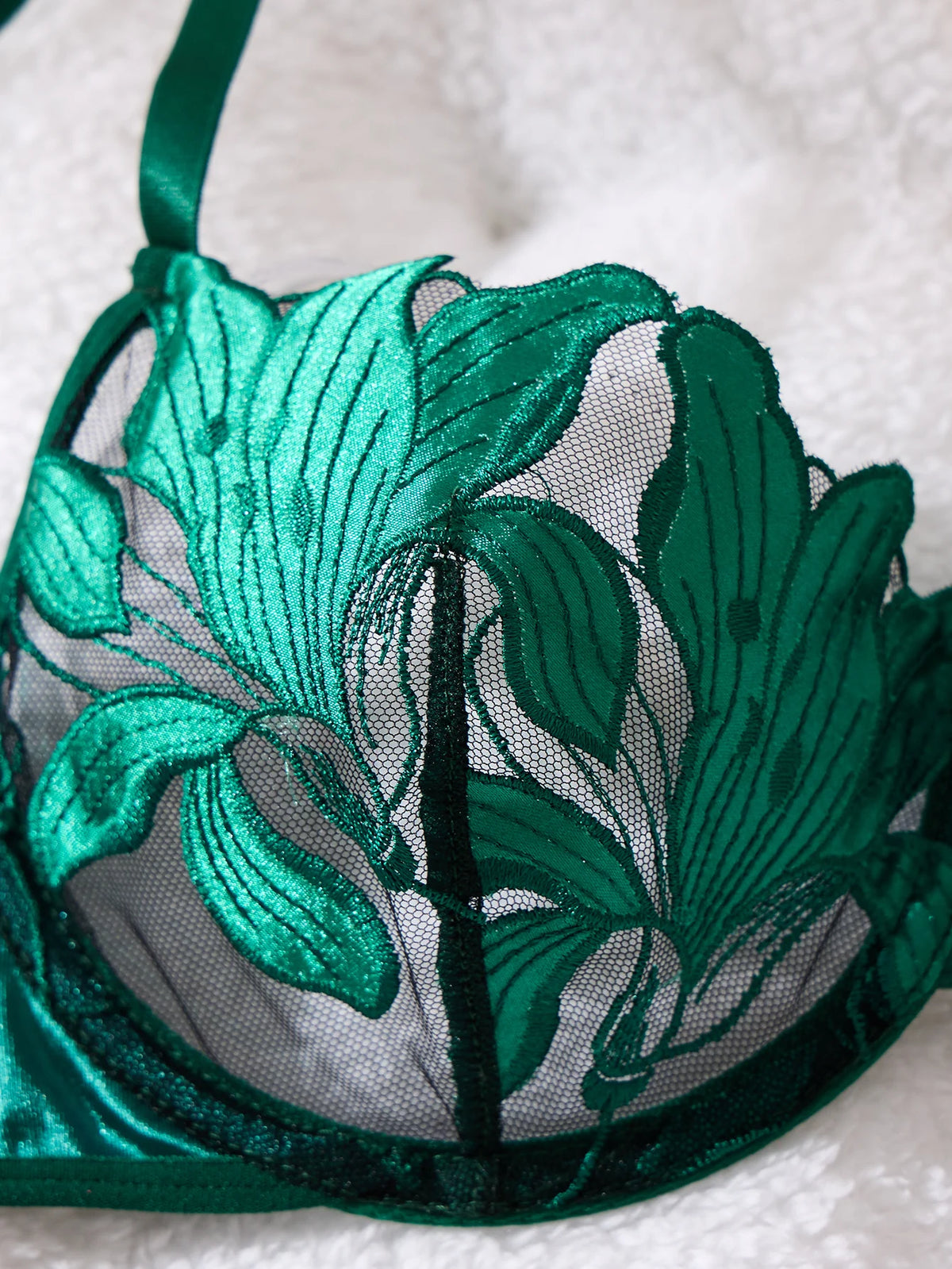 Green-colored embroidered print pajama set - A set featuring a floral design suitable for women, a sexy bra ZA824031