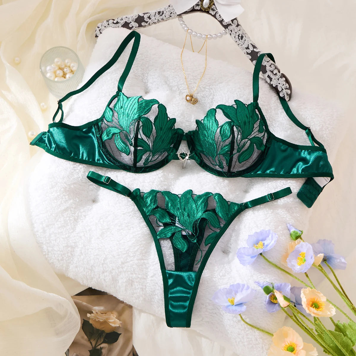 Green-colored embroidered print pajama set - A set featuring a floral design suitable for women, a sexy bra ZA824031